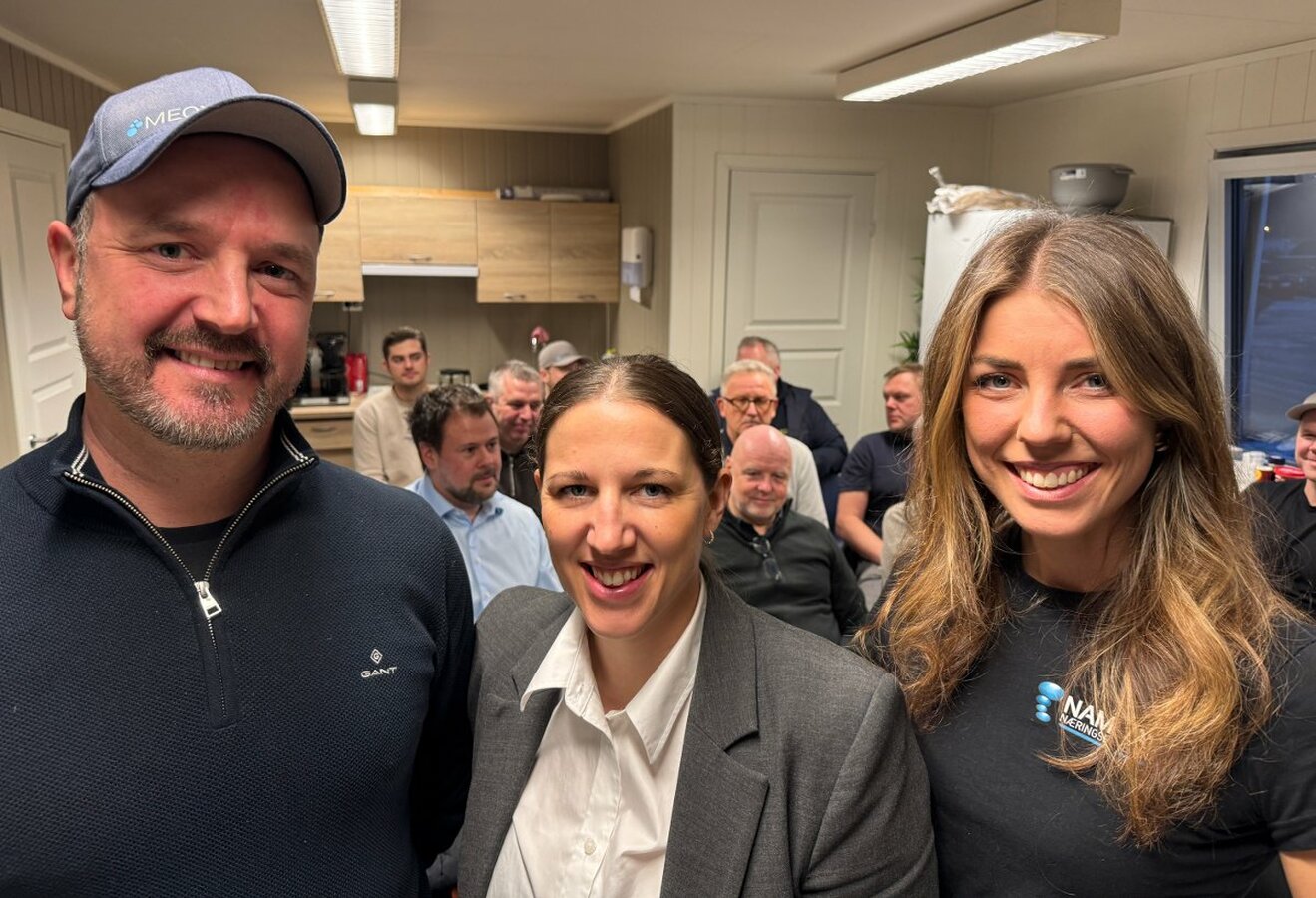 VERTSKAP: Kristian Hjertvik i Meox samla havbruksnæringa til frokost tirsdag morgen. Marte Karoline Sollien og Ingrid Hildrum i Namdal Næringsforening har tatt initiativ for å skape mer fart i næringa. – Vi vil skape engasjement, sier Sollien. Foto: Eivind Stuevold